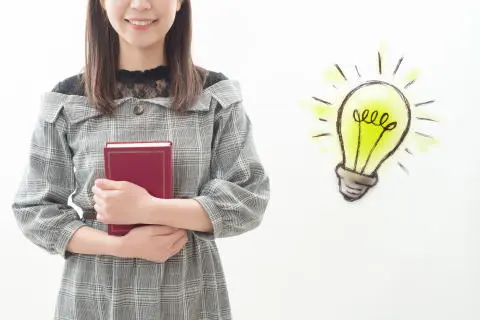 本を持つ女性
